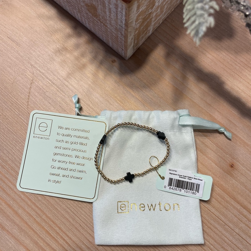 🌟 NWT - enewton signature gold cross pattern bracket in Onyx